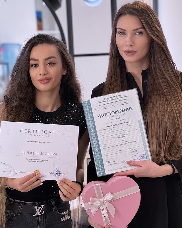 Джулия Григорова получава сертификат за професионален грим от Габриела Иванова